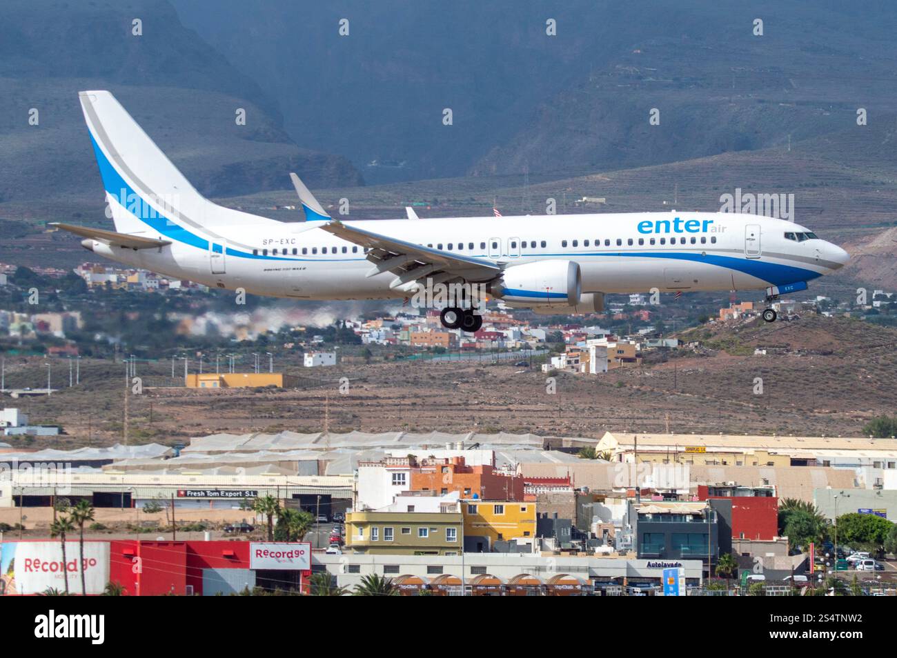 Aéroport de Gran Canaria, Gando. Avion de ligne moderne Boeing 737 MAX de la compagnie aérienne polonaise Enter Air Landing. Banque D'Images
