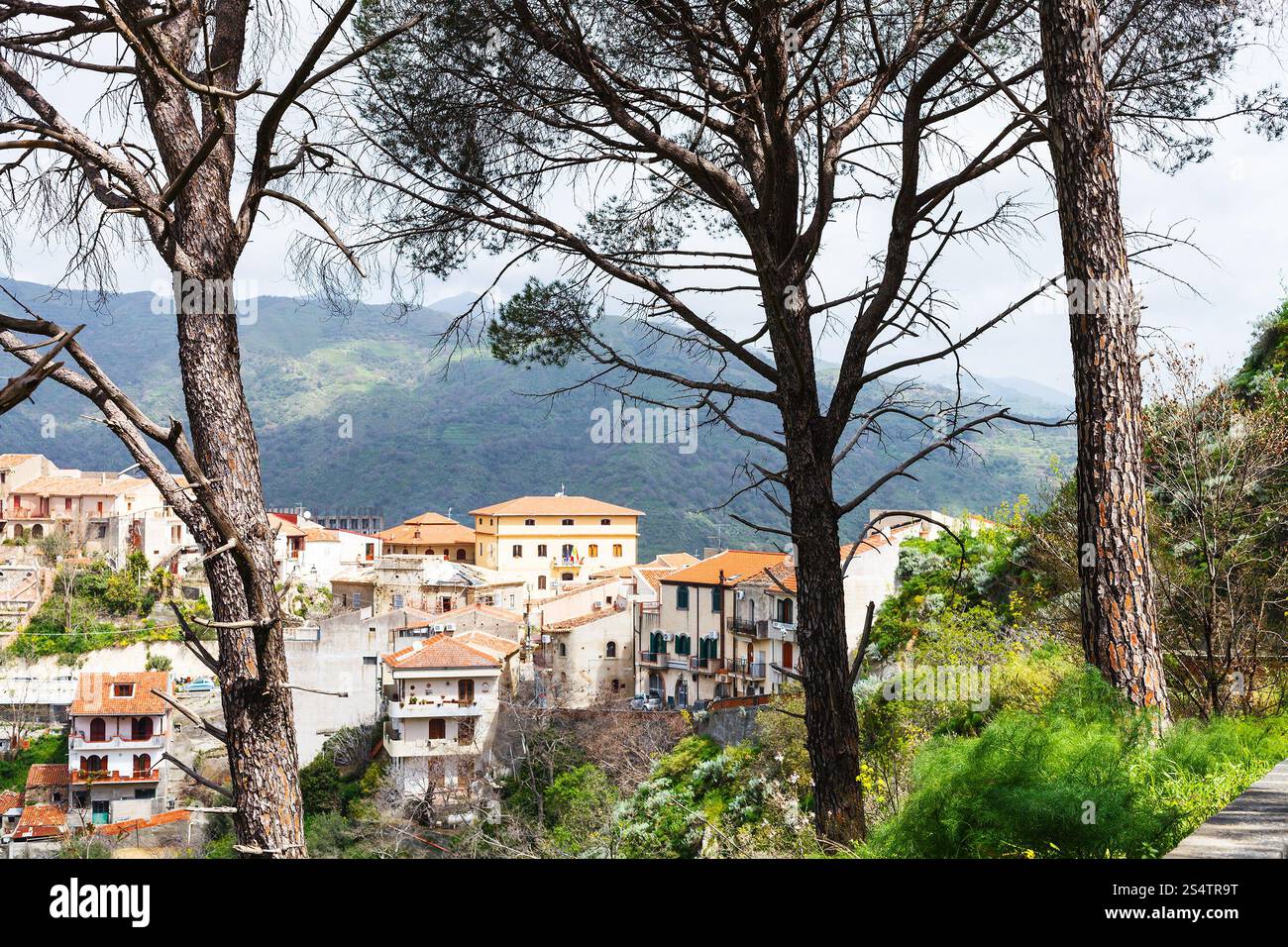 Savoca ville dans la montagne de Sicile, l'Italie au printemps Banque D'Images