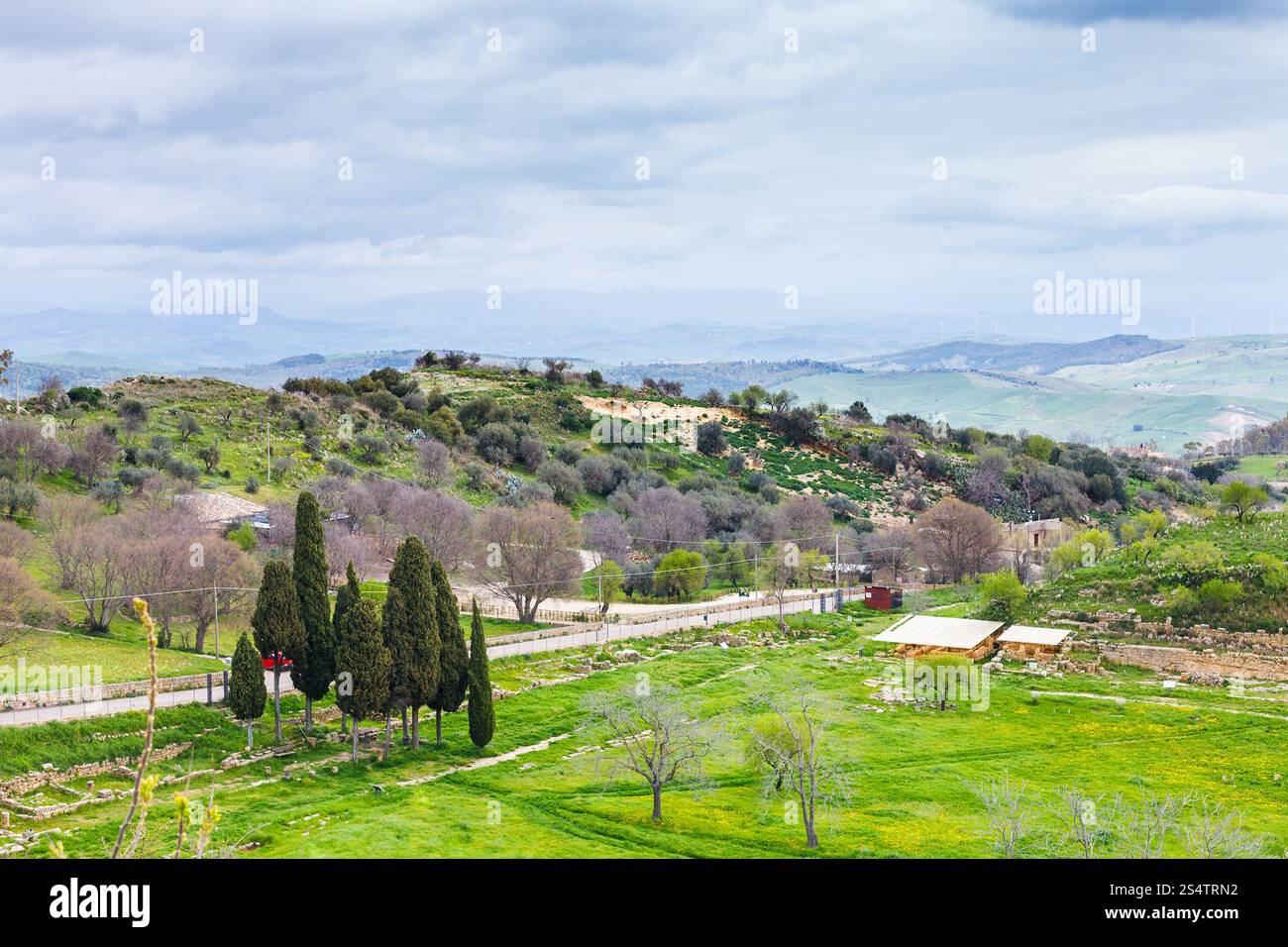 Paysage avec la zone archéologique de Morgantina en Sicile au printemps, Italie Banque D'Images