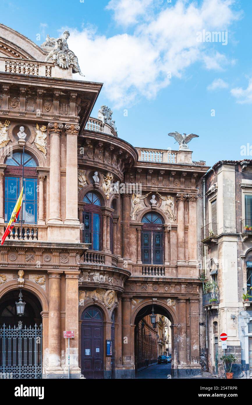Théâtre Massimo Bellini et l'arche à la via Giuseppe Perrotta sur square Vincenzo Bellini de Catane, Sicile, Italie Banque D'Images
