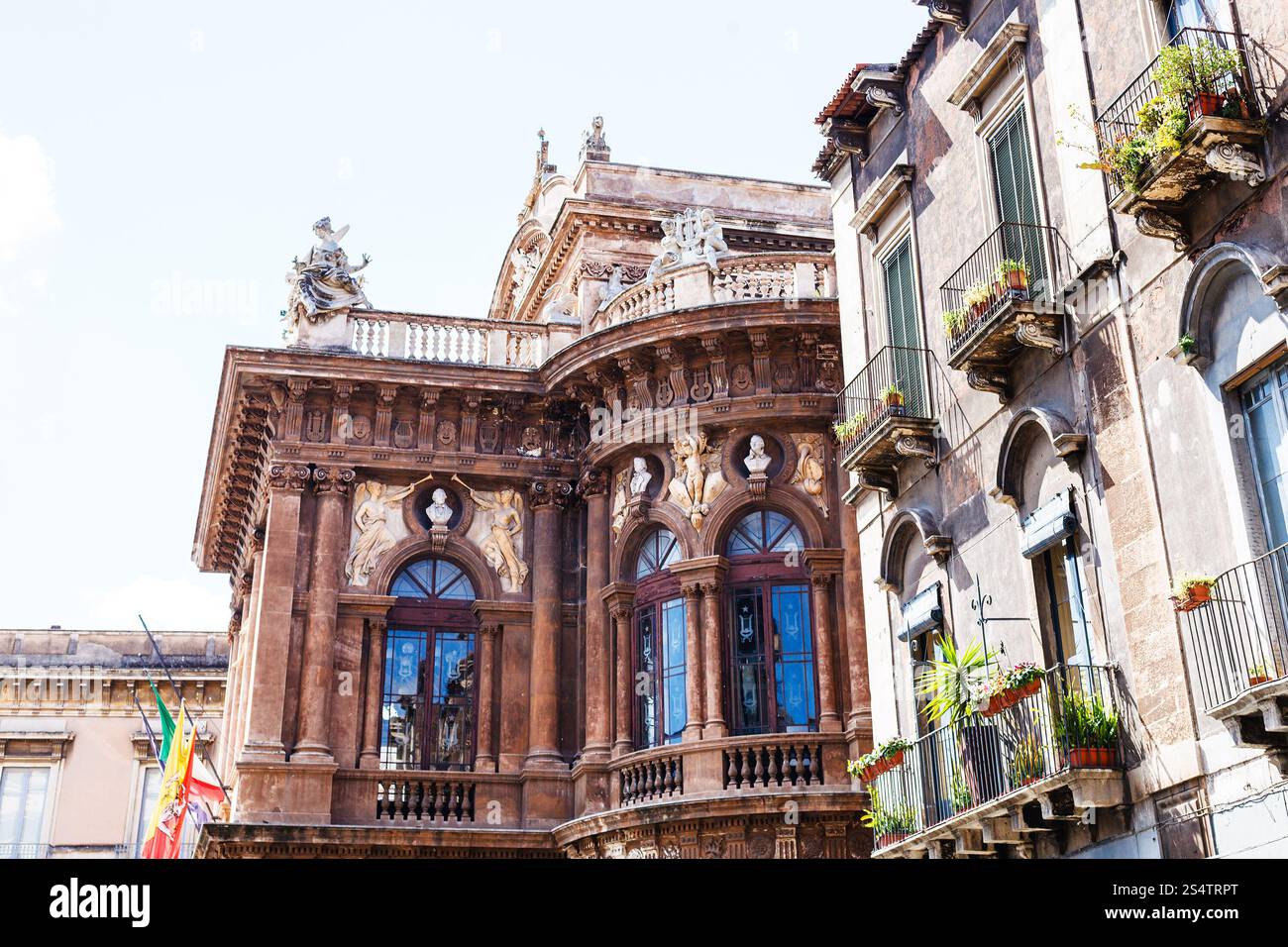 Vue latérale du théâtre Massimo Bellini, Catane, Sicile, Italie Banque D'Images