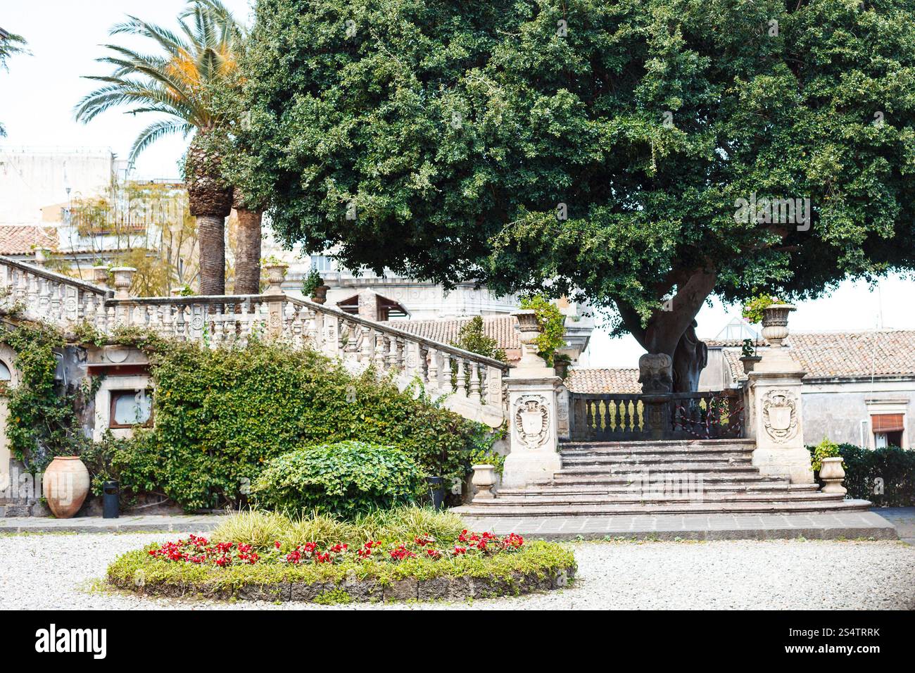 Étapes et jardin dans villa Cerami - Law School de l'Université de Catane sur Via Crociferi, Sicile, Italie Banque D'Images