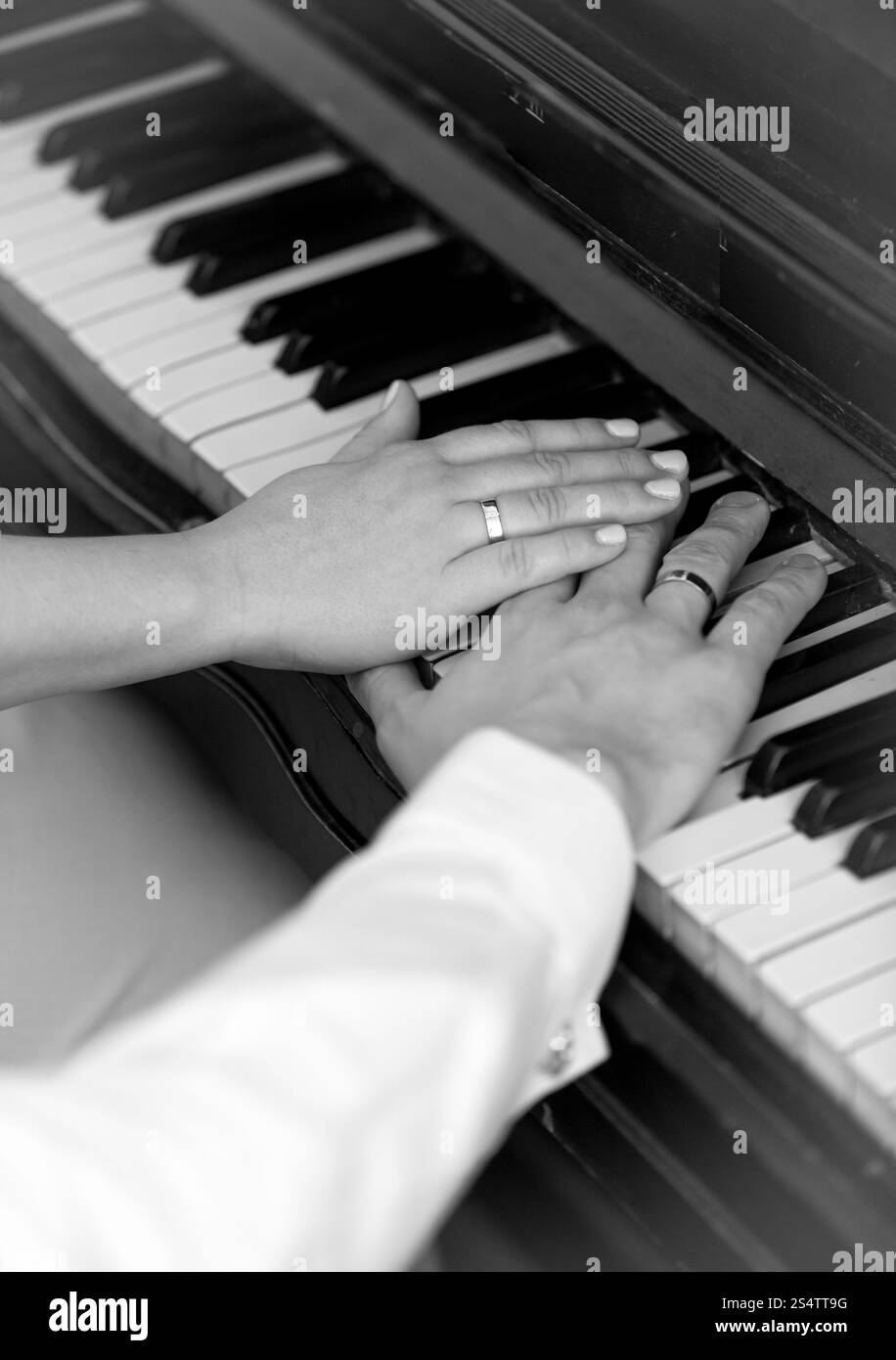 Libre photo en noir et blanc de la jeune mariée et se toilettent jouant au piano Banque D'Images