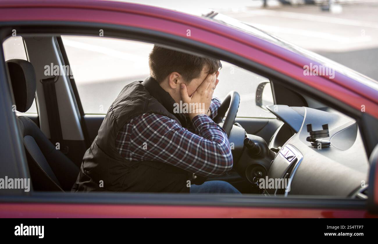 Closeup portrait of conducteur face fermeture avec les mains Banque D'Images