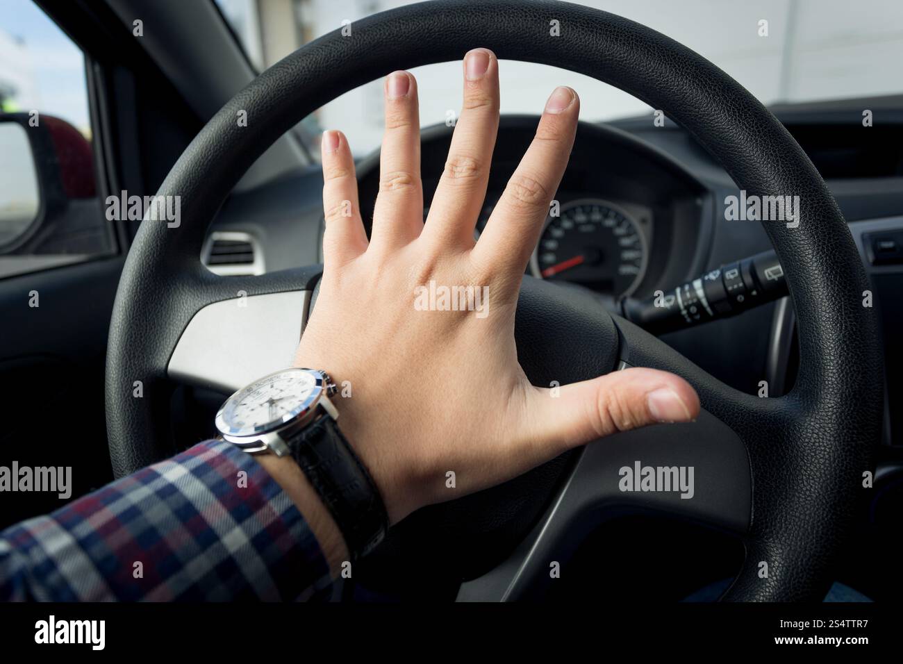 Photo gros plan de circulation en klaxonnant conducteur en colère Banque D'Images