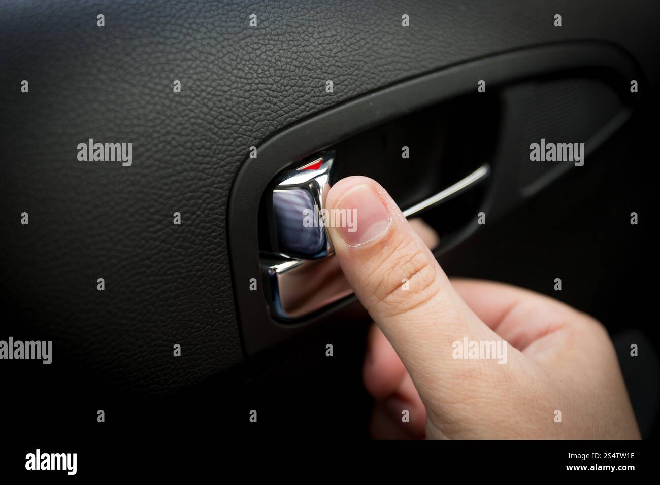 Photo de gros plan conducteur appui sur le bouton verrouillage des portes dans... Banque D'Images