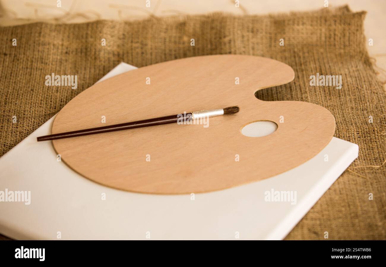 Libre coup de pinceau allongé sur palette en bois à art studio Banque D'Images