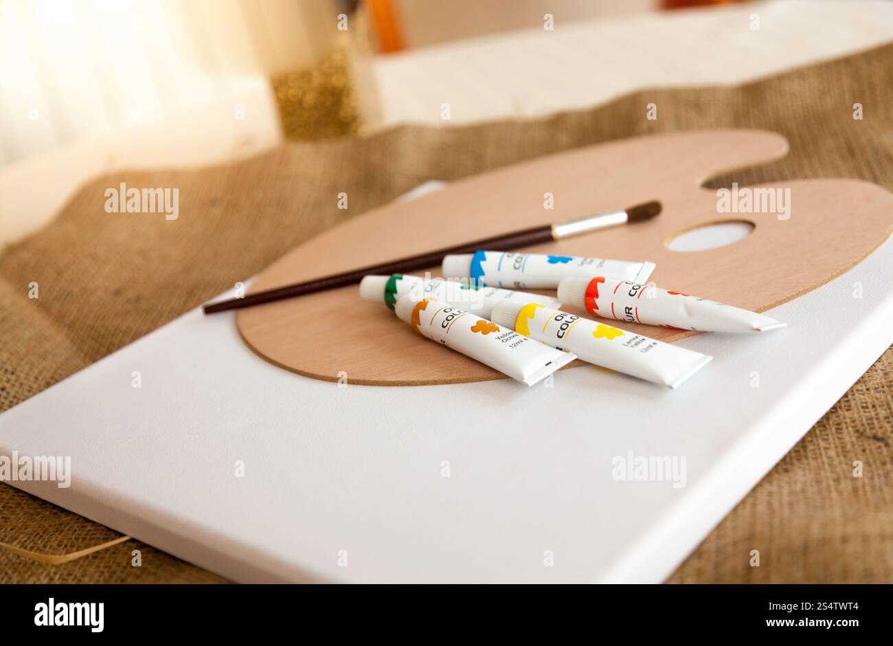 Les tubes de peinture à l'huile, palette et pinceau allongé sur table au salon Banque D'Images