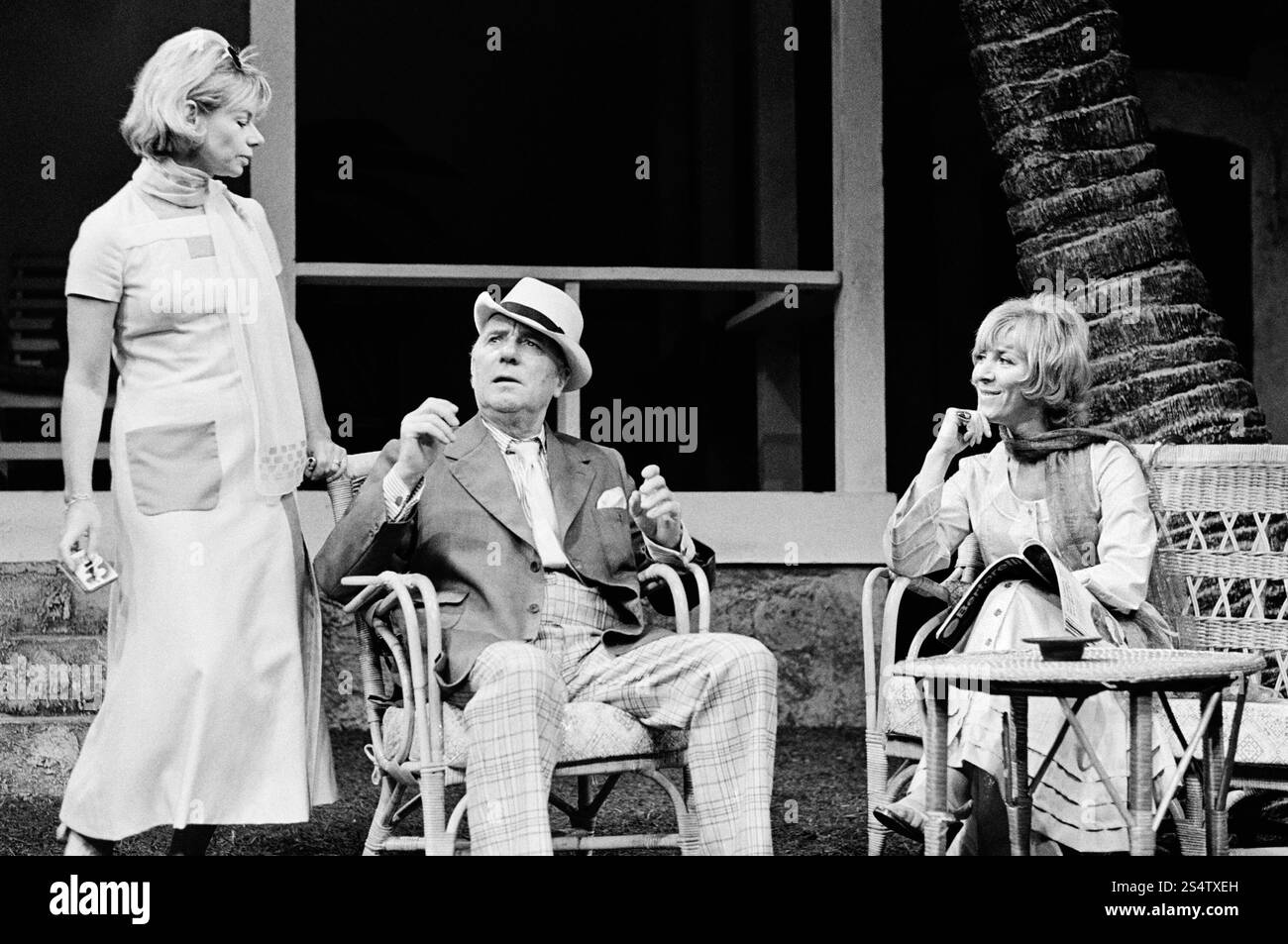 de gauche à droite : Jill Bennett (Frederica), Ralph Richardson (Wyatt Gillman), Sheila Ballantine (Evangie) à L'OUEST DE SUEZ par John Osborne au Royal court Theatre, Londres SW1 17/08/1971 design : John Gunter éclairage : Andy Phillips réalisateur : Anthony page Banque D'Images