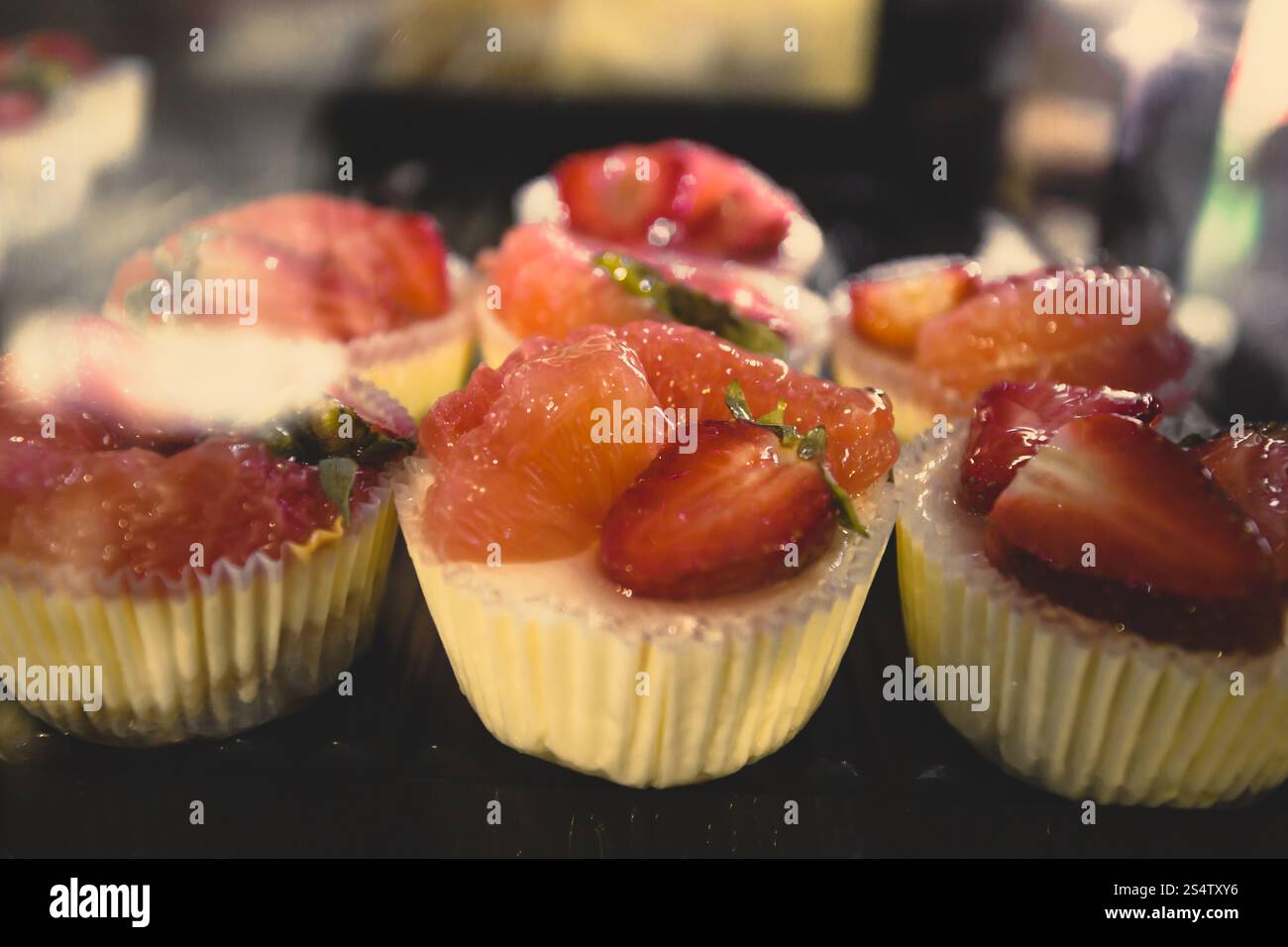 Photo de gros plan des fraises fraîches gâteaux au café showcase Banque D'Images