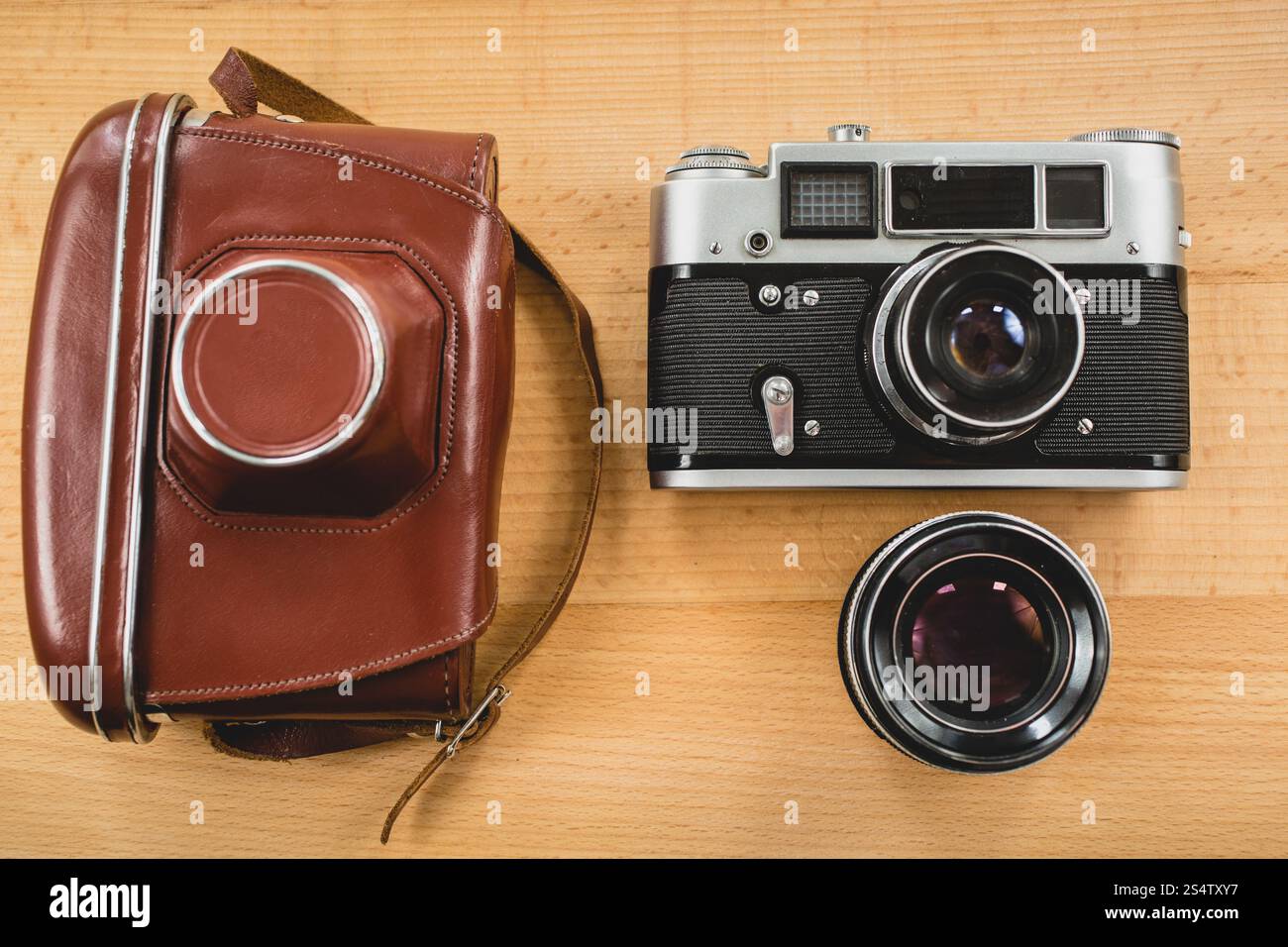 Vue du haut de la photographie rétro jeu de caméra, et sur fond de bois Banque D'Images