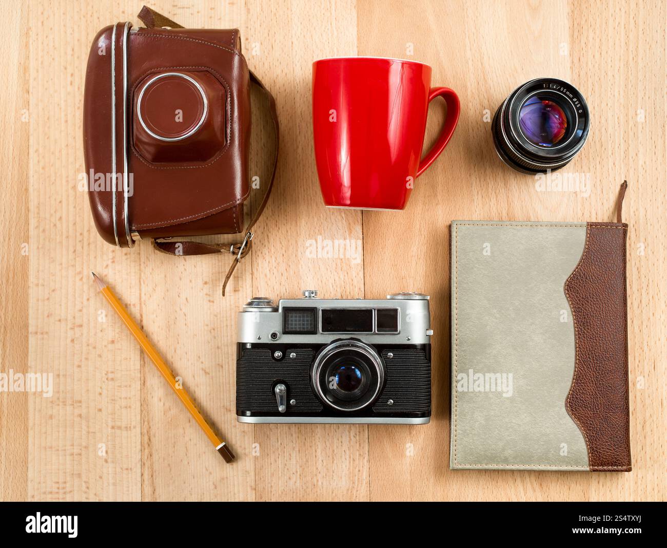 Vue du haut de l'espace journaliste rétro avec caméra, l'objectif, l'ordinateur portable, crayon et tasse Banque D'Images
