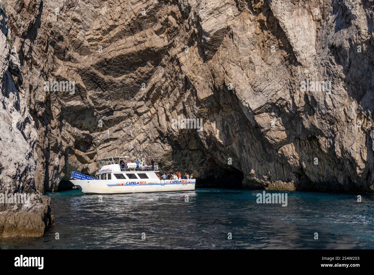 Un bateau d'excursion avec des passagers à la Grotte verte sur l'île de Capri, en Italie. Banque D'Images