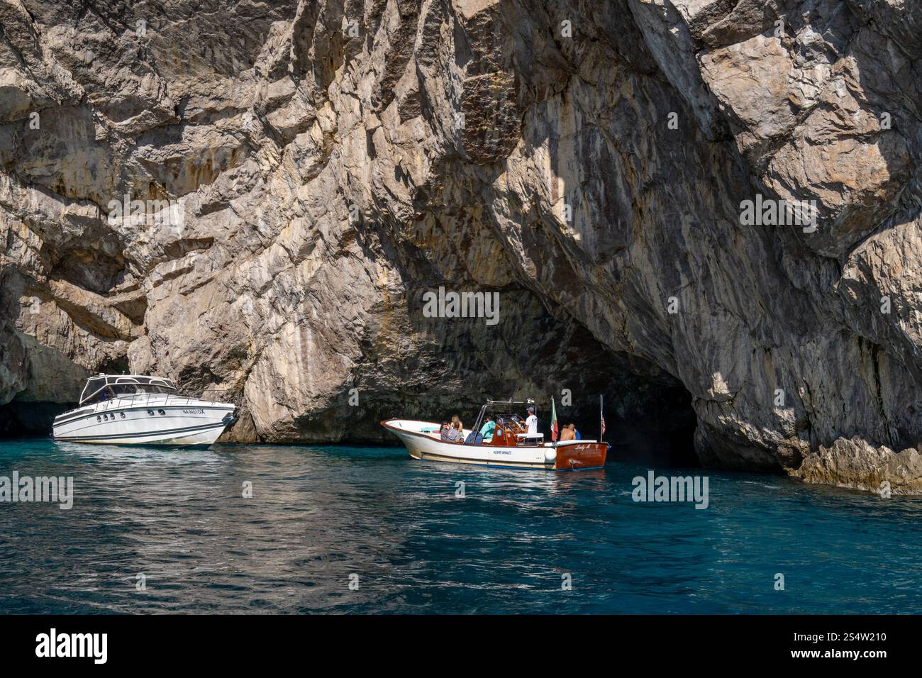 Un petit bateau d'excursion avec des passagers à la Grotte verte sur l'île de Capri, en Italie. Banque D'Images