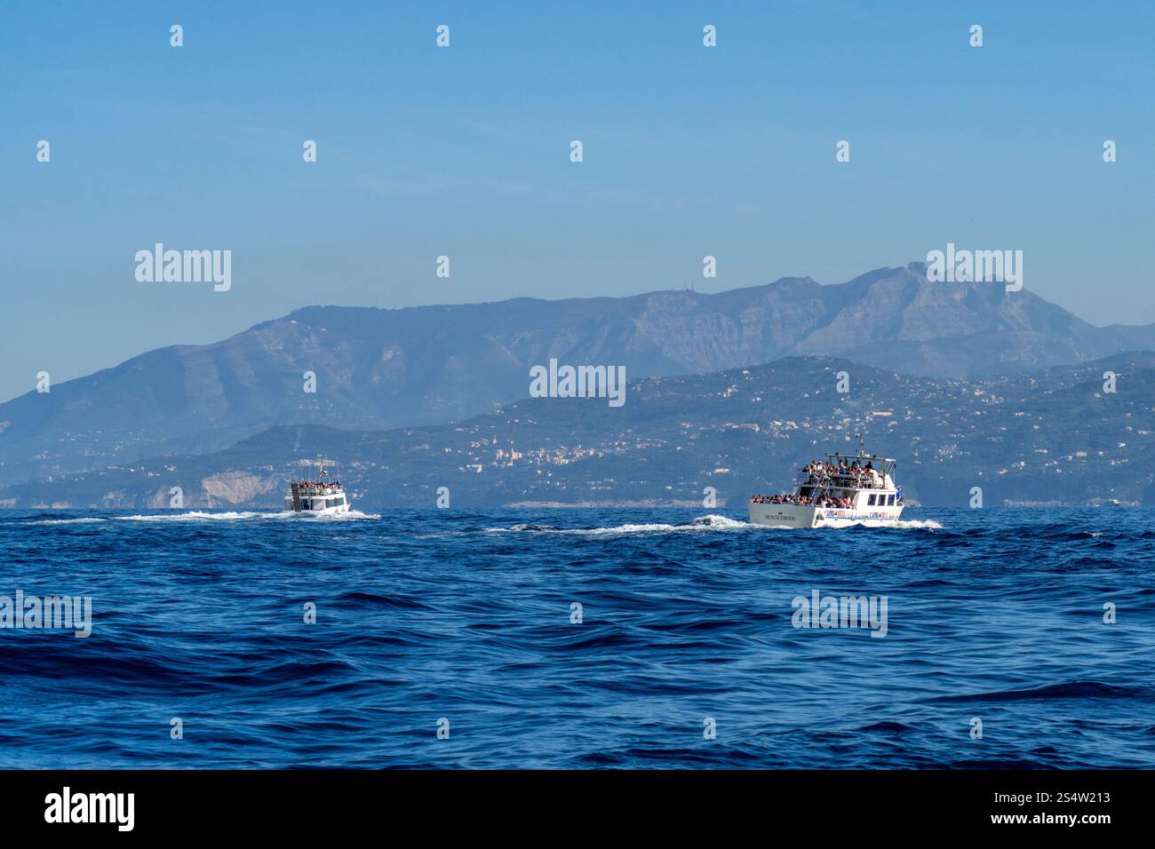 Bateaux d'excursion pleins de passagers retournant vers la péninsule de Sorrente depuis l'île de Capri, en Italie. Banque D'Images