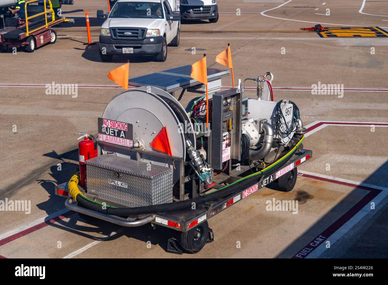 Un chariot de ravitaillement en incendie pour ravitailler les avions de ligne à l'aéroport international de Dallas Fort Worth. Dallas, Texas. Banque D'Images