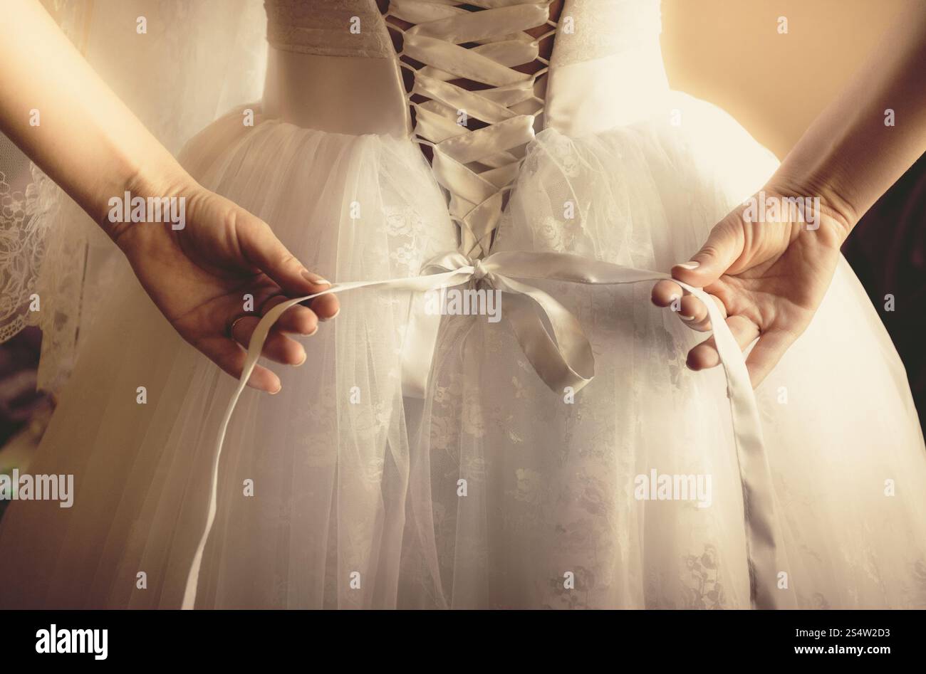 Photo de ton gros plan belle mariée d'attacher sa robe de mariage Banque D'Images