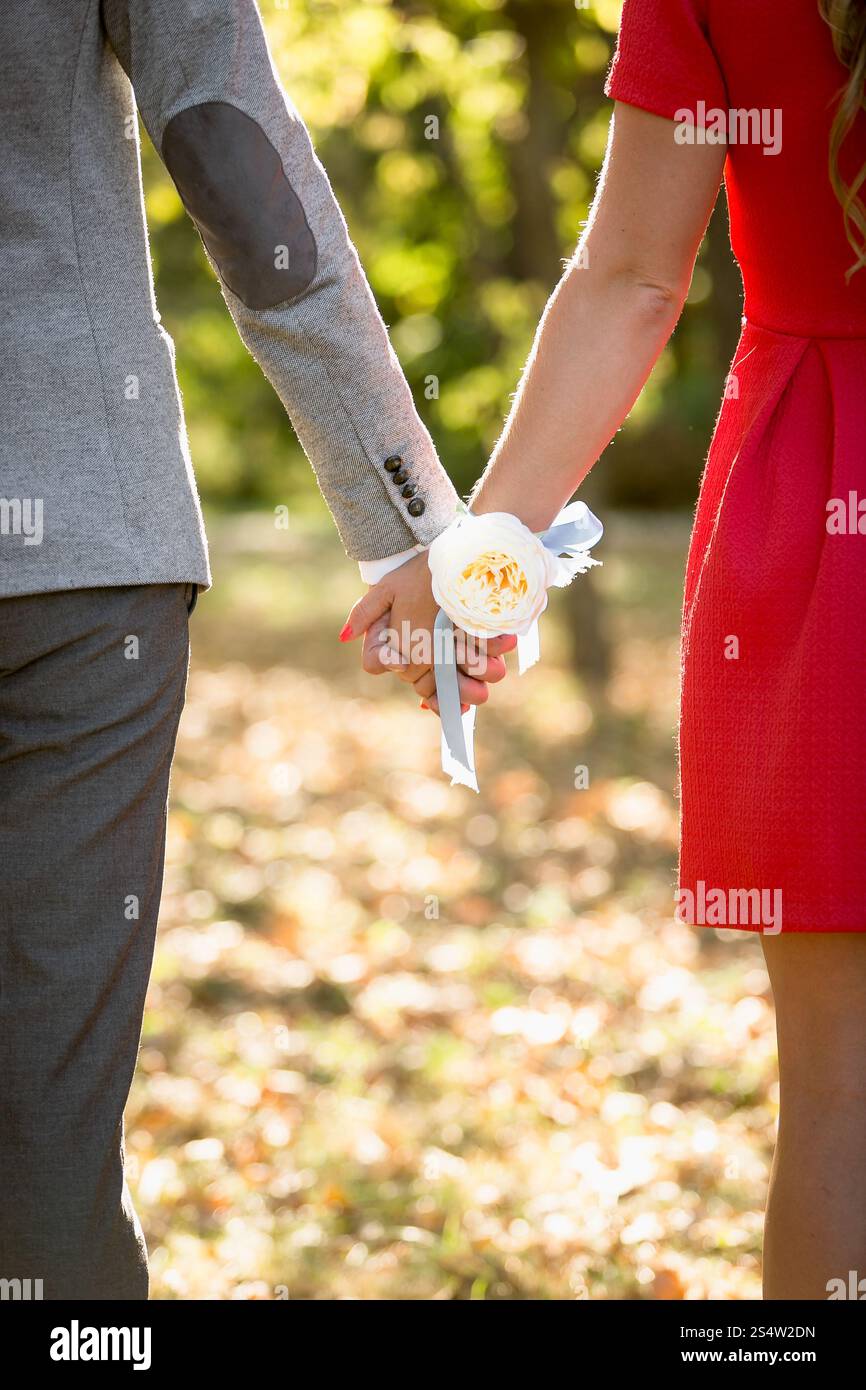 Photo de gros plan happy couple holding hands at park Banque D'Images