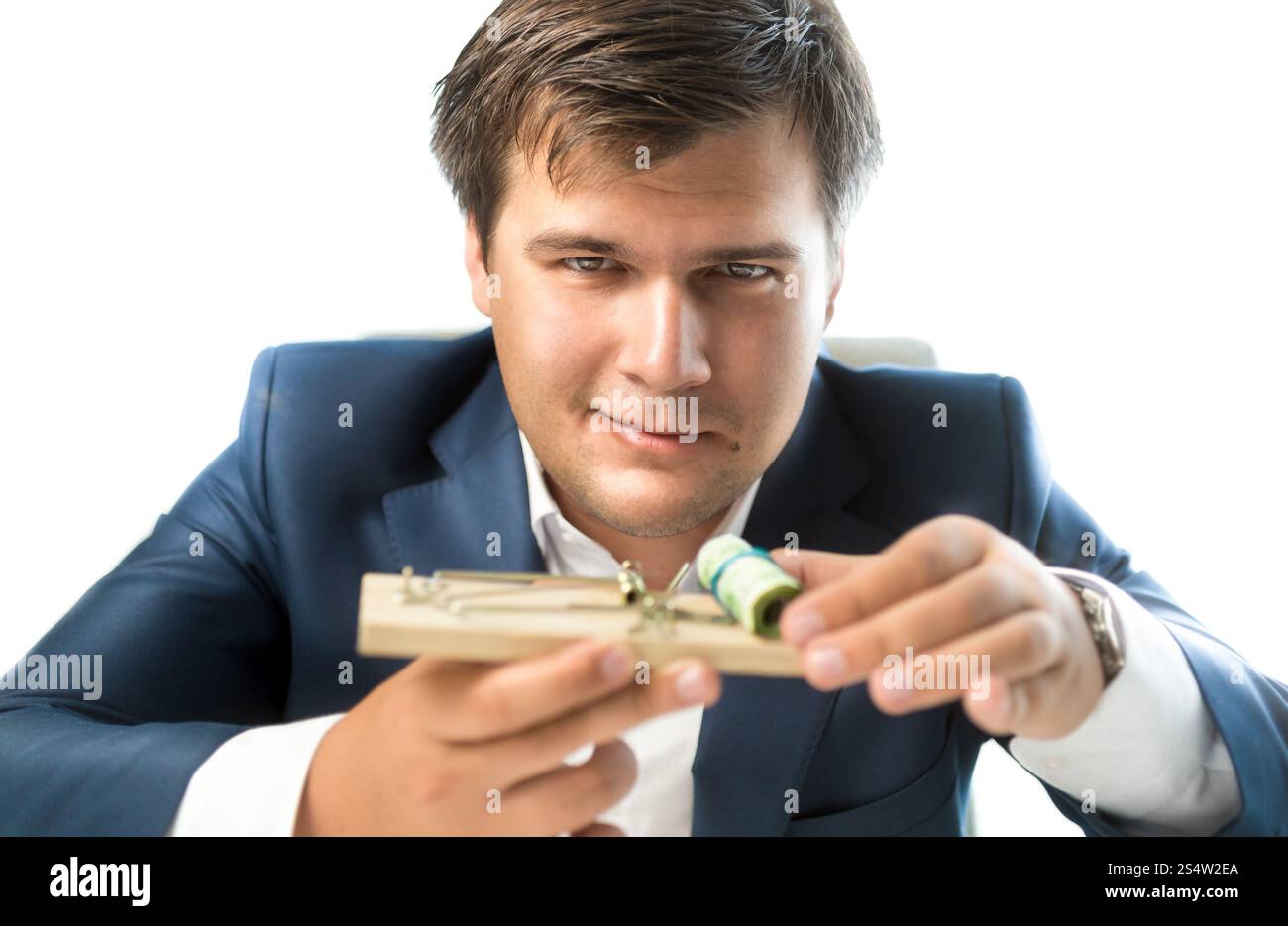 Photo conceptuelle du banquier offrant investissement risqué. Man holding mousetrap avec de l'argent Banque D'Images