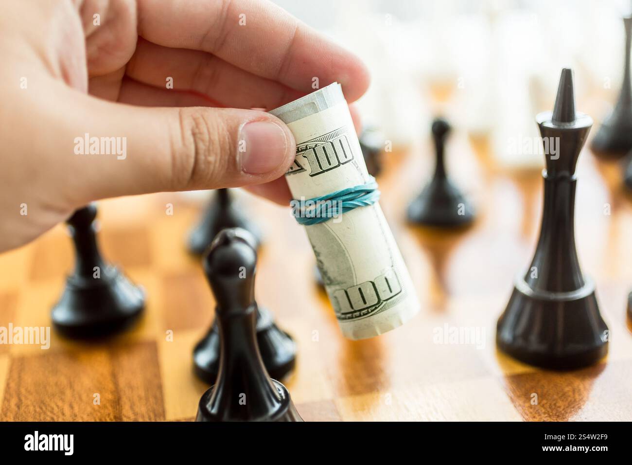Photo de l'homme conceptuel Gros plan faisant se déplacer à partie d'échecs avec dollar bills Banque D'Images