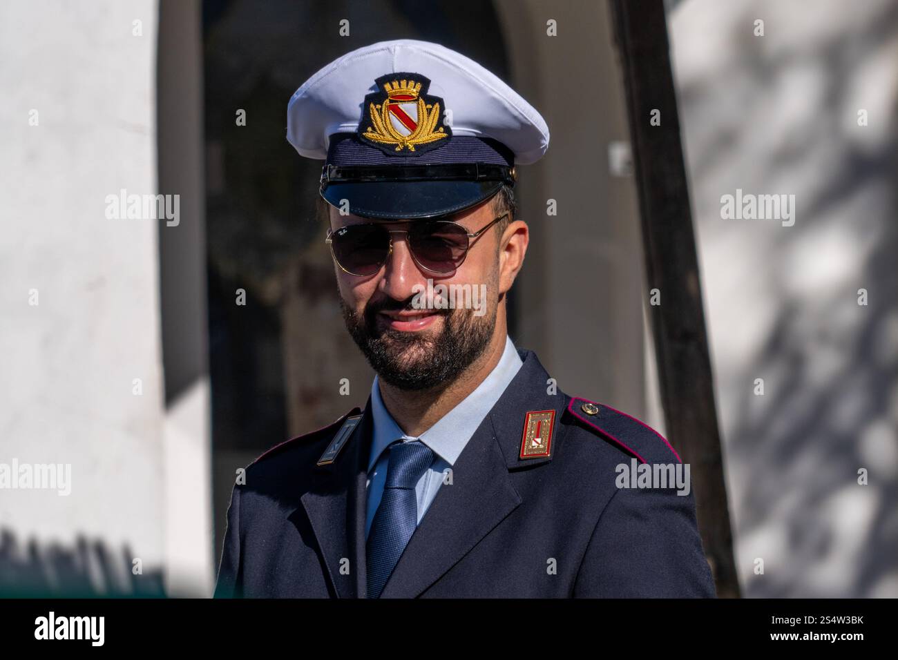 Un policier amical en uniforme dans la station balnéaire d'Anacapri sur l'île de Capri, en Italie. Banque D'Images