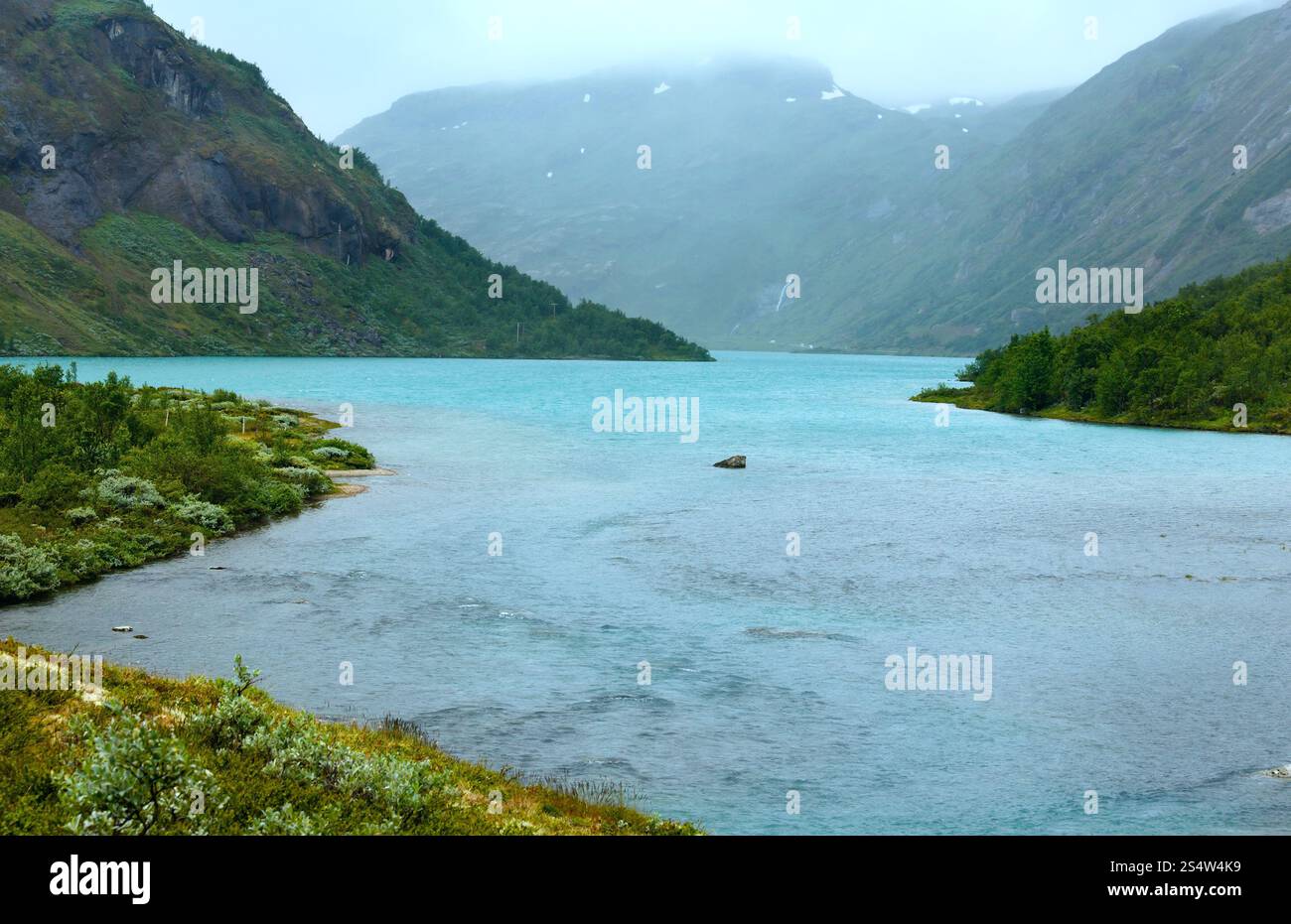 Montagne L'été nuageux et fjord paysage (Norvège). Banque D'Images