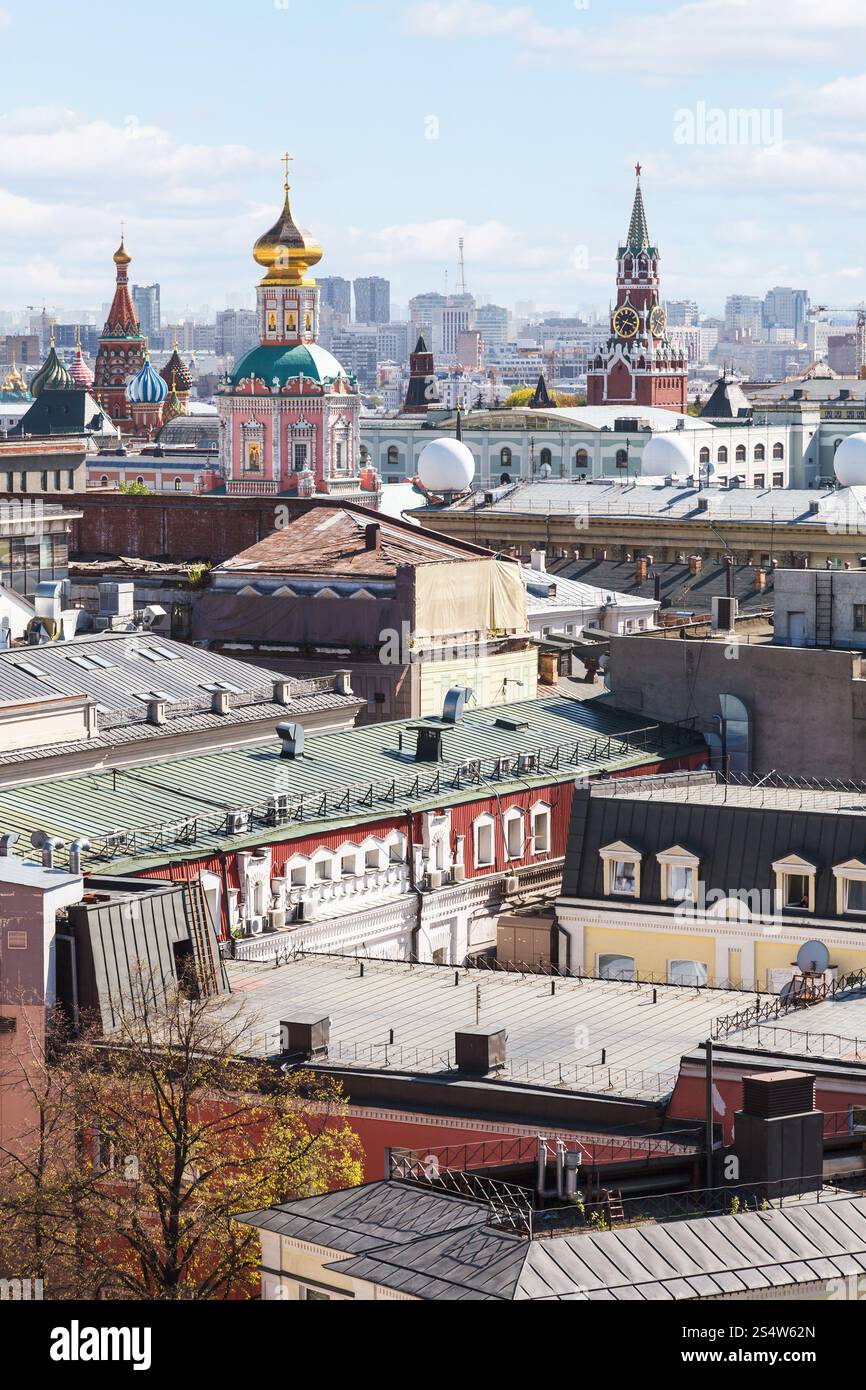 Paysage avec la ville de Moscou Kremlin en journée de printemps ensoleillée Banque D'Images