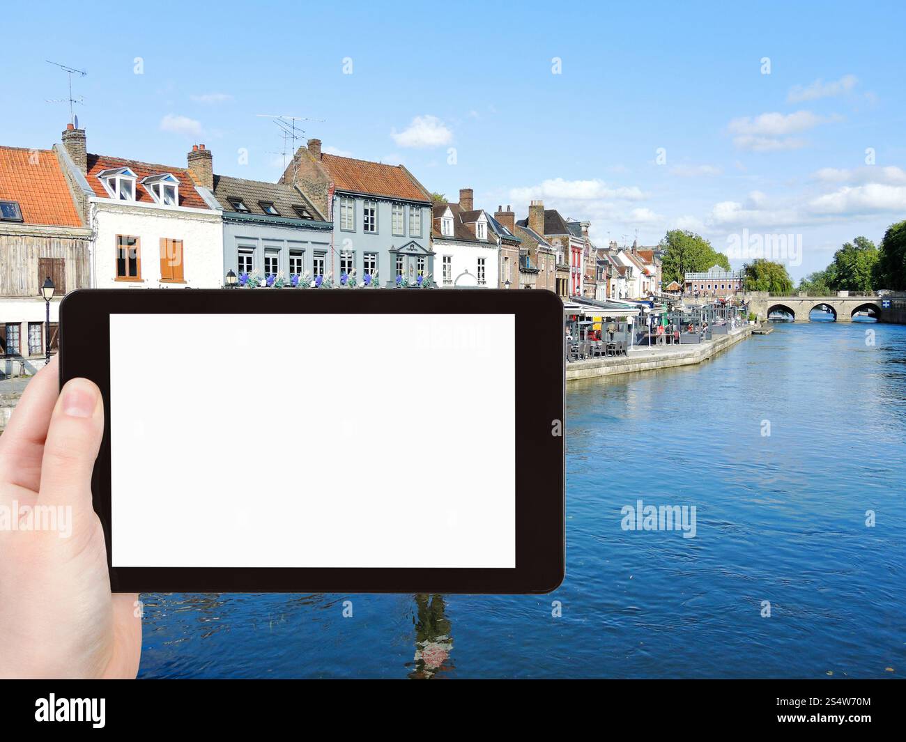 Concept de voyage - photo touristique Quai Belu sur la rivière somme dans la ville d'Amiens, France sur tablette pc avec écran découpé avec place vide pour la publicité Banque D'Images