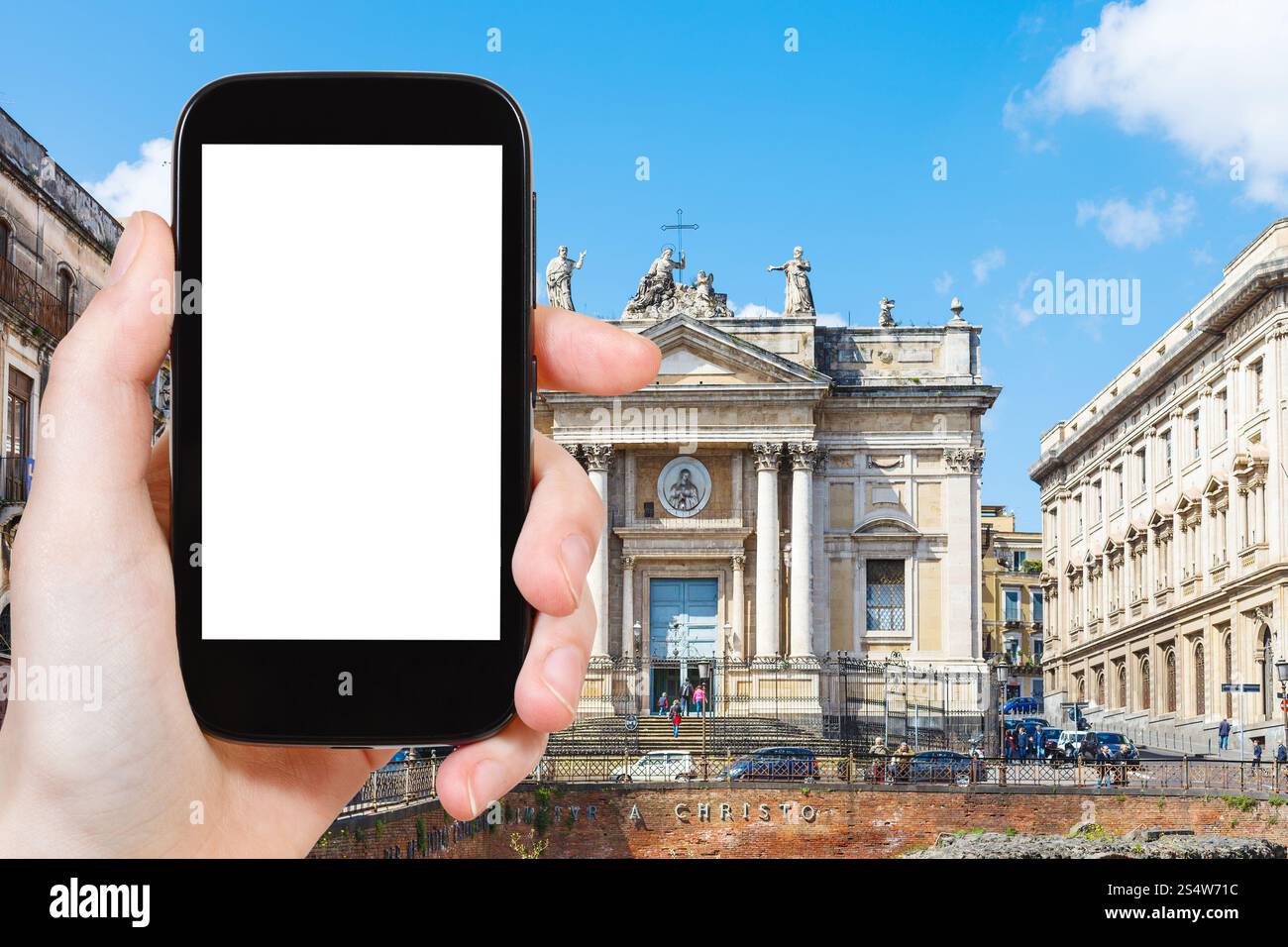 Concept de voyage - photographie touristique Anfiteatro Romano et Eglise San Biagio sur la Piazza Stesicoro à Catane, Sicile, Italie sur smartphone avec découpe Banque D'Images