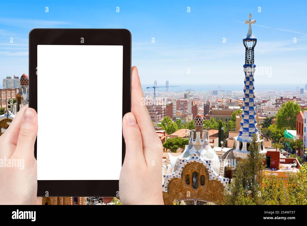 Travel Concept - photographie Tourisme Ville de Barcelone, Espagne, le tablet pc avec écran vide avec découpe pour placer le logo de publicité Banque D'Images