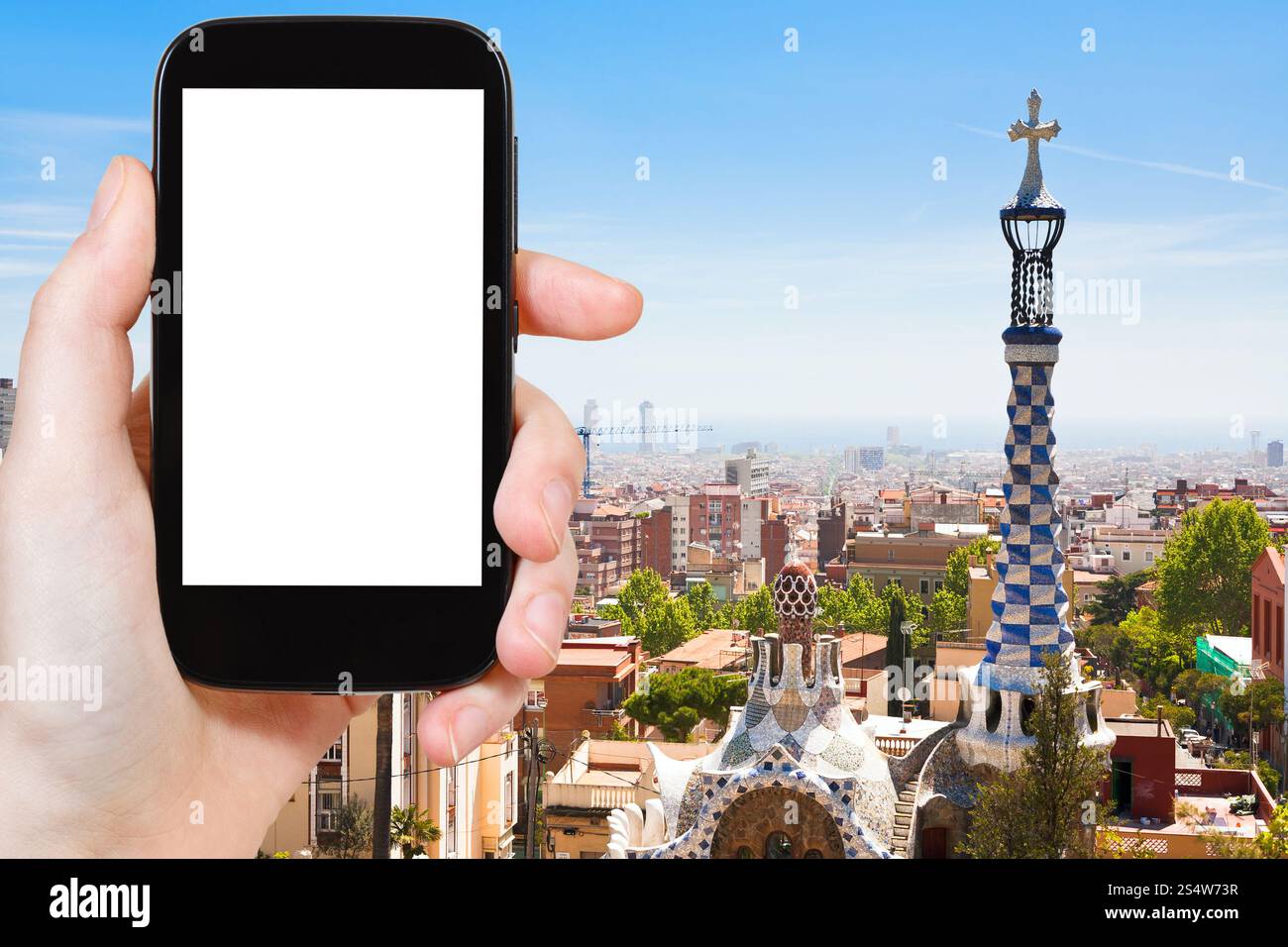 Concept de voyage - photographie touristique skyline de la ville de Barcelone, Espagne sur smartphone avec écran découpé avec place blanche pour logo publicitaire Banque D'Images