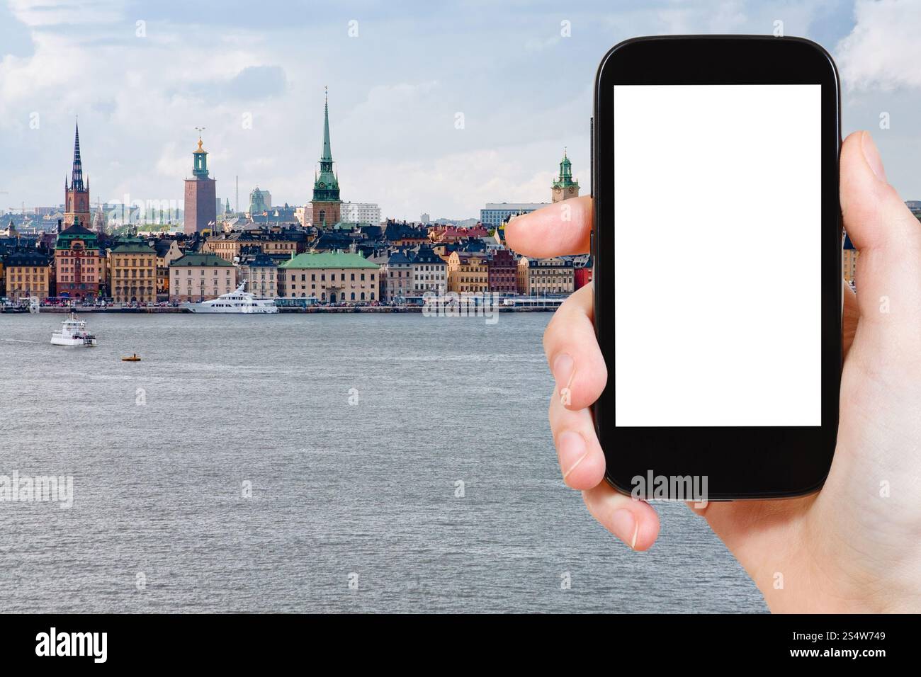 Concept de voyage - photographie touristique skyline de la ville de Stockholm, Suède en automne sur smartphone avec écran découpé avec place blanche pour la publicité Banque D'Images