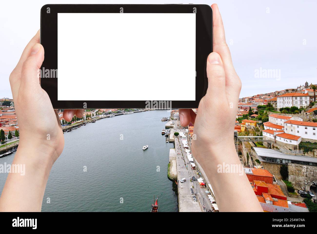 Concept de voyage - photo touristique au-dessus de la vue de la ville de Porto et du fleuve Douro sur tablette pc avec écran découpé avec place blanche pour logo publicitaire Banque D'Images