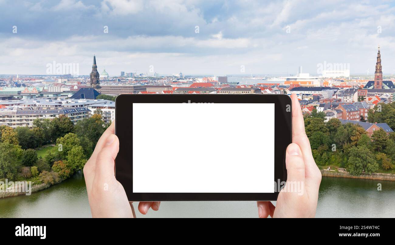 Concept de voyage - panorama de photographie touristique de la ville de Copenhague, Danemark sur tablette pc avec écran découpé avec place vide pour logo publicitaire Banque D'Images