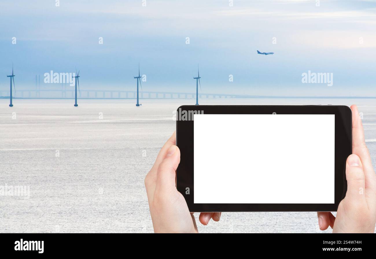Concept de voyage - photographie touristique parc éolien offshore de Middelgrunden et pont d'oresund près de Copenhague, Danemark sur tablette pc avec écran découpé Banque D'Images Concept de voyage - photographie touristique parc éolien offshore de Middelgrunden et pont d'oresund près de Copenhague, Danemark sur tablette pc avec écran découpé Banque D'Images
