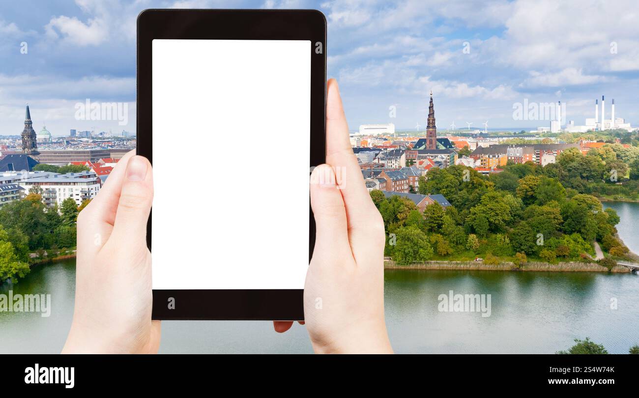 Concept de voyage - photographie touristique Copenhagen City Skyline, Danemark sur tablette pc avec écran découpé avec place blanche pour logo publicitaire Banque D'Images