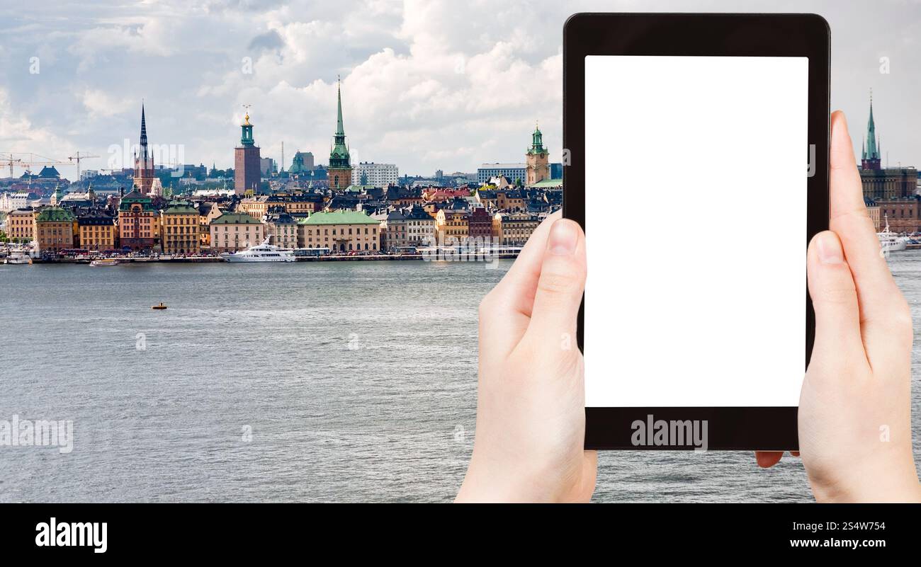 Concept de voyage - panorama de photographie touristique de la ville de Stockholm dans le jour d'automne, Suède sur tablette pc avec écran découpé avec place vide pour Banque D'Images