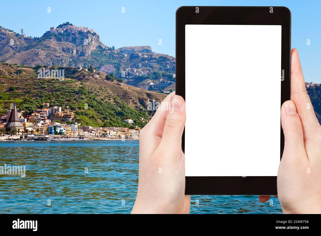Concept de voyage - photo touristique Taormina ville et Giardini Naxos plage, Sicile, Italie sur tablette pc avec écran découpé avec place vide pour Banque D'Images