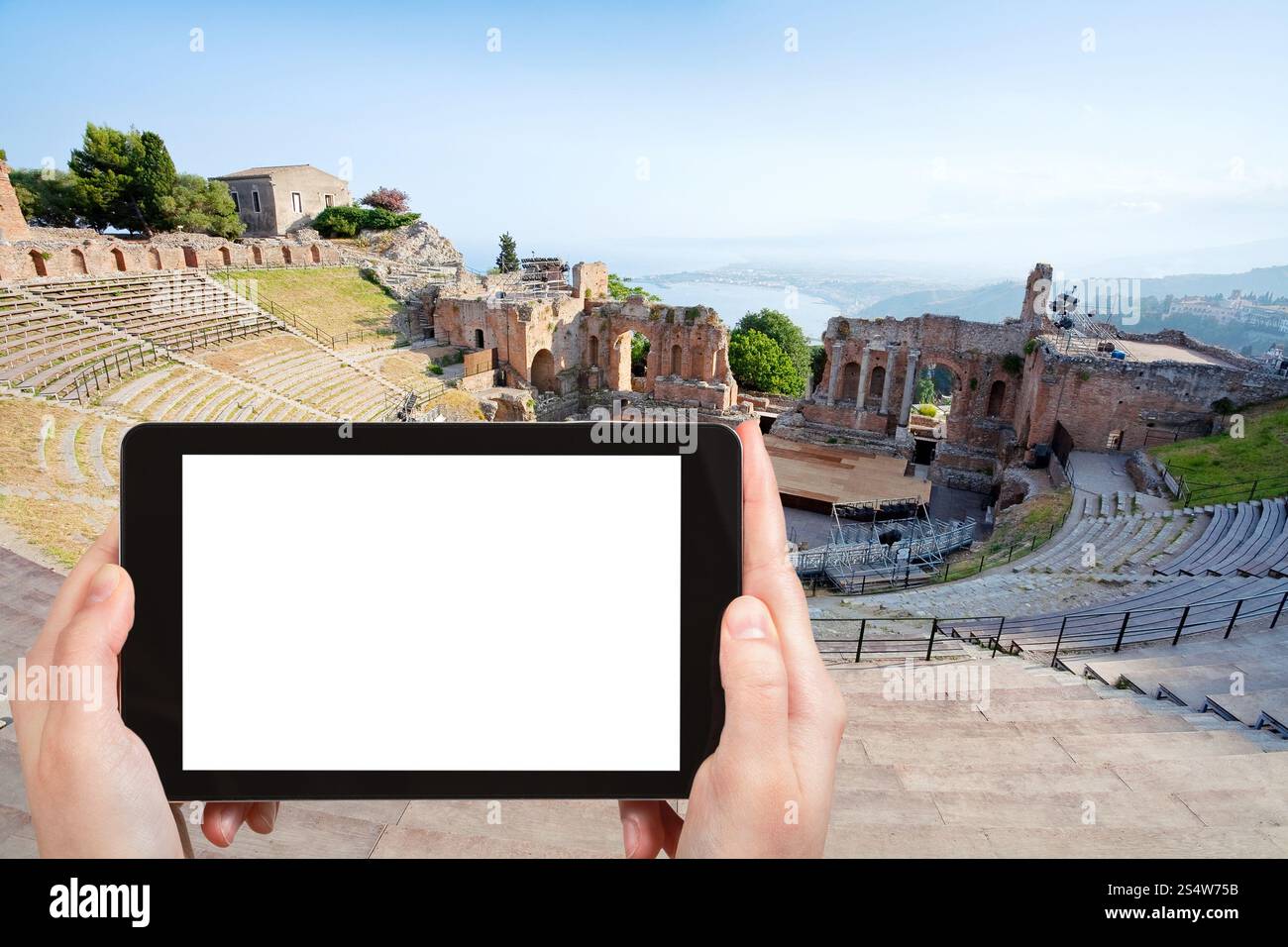 Concept de voyage - photographie touristique amphithéâtre antique Teatro Greco, Taormina, Sicile sur smartphone avec écran découpé avec place vide pour Banque D'Images