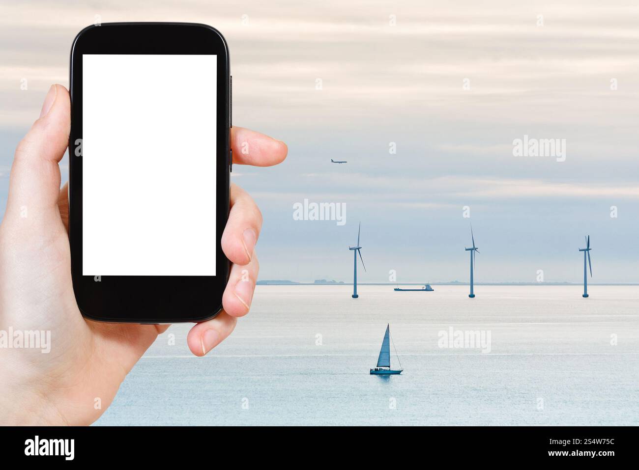 Concept de voyage - photographie touristique Middelgrunden parc éolien offshore près de Copenhague, Danemark tôt le matin sur smartphone avec écran découpé avec Banque D'Images Concept de voyage - photographie touristique Middelgrunden parc éolien offshore près de Copenhague, Danemark tôt le matin sur smartphone avec écran découpé avec Banque D'Images