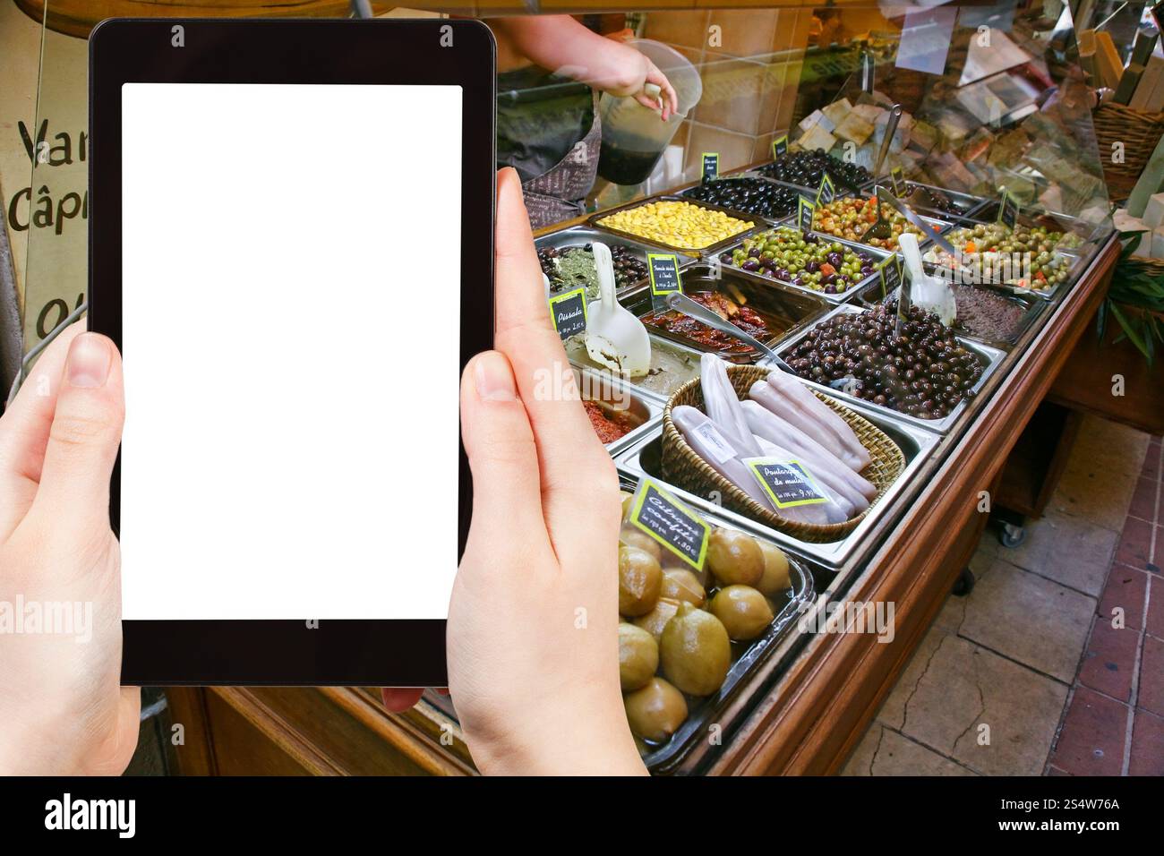 Concept de voyage - photo touristique stand de rue avec des cornichons à Nice, Provence, France sur tablette pc avec écran découpé avec place vide pour Banque D'Images