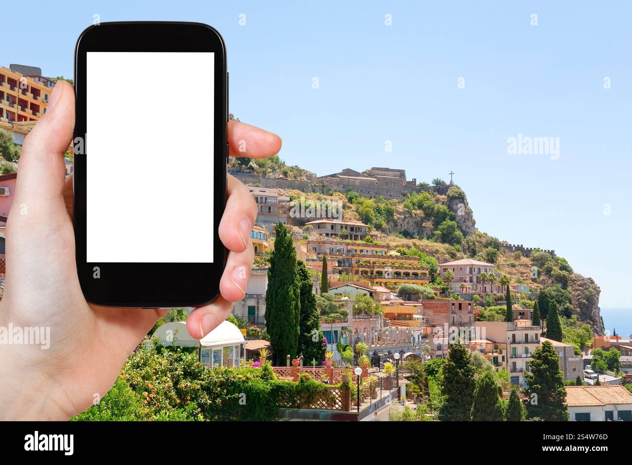 Concept de voyage - photo touristique Taormina ville de station balnéaire de Castelmola ville, Sicile, Italie sur tablette pc avec écran découpé avec place vide pour Banque D'Images
