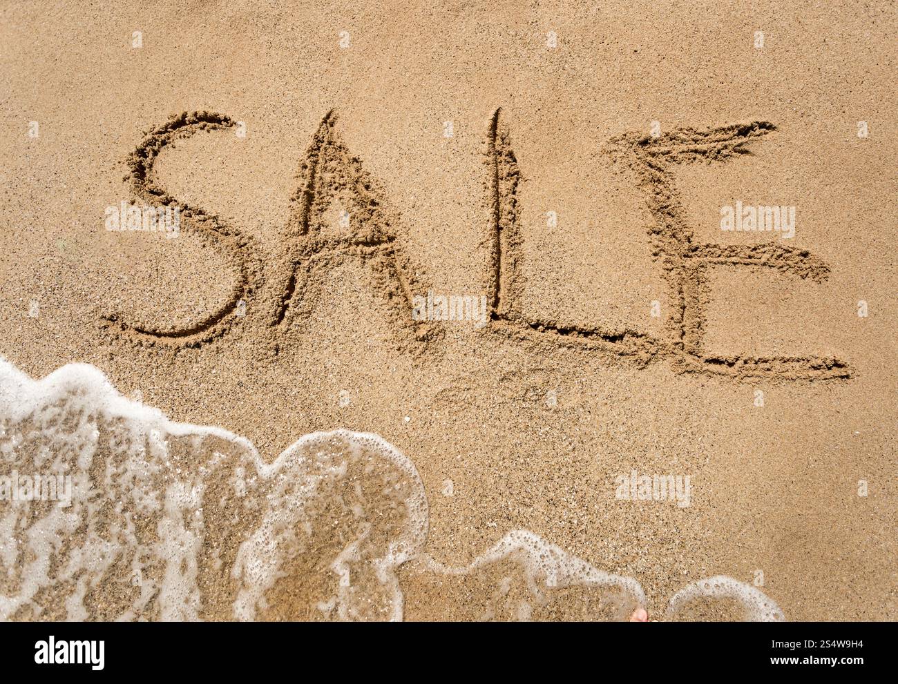 Libre de l'été photo conceptuelle vente written on sandy beach Banque D'Images