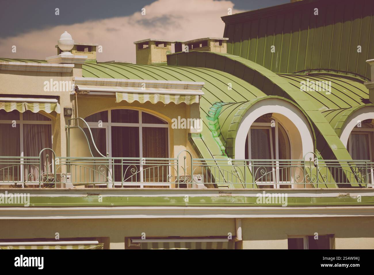 Photo de ton magnifique terrasse sous toit en métal vert au bâtiment classique Banque D'Images