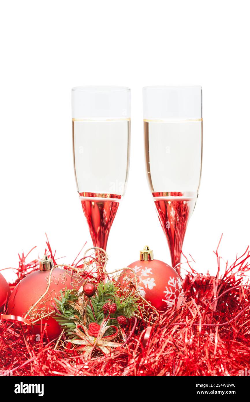 Deux verres de champagne et angel figure à des boules de Noël et de guirlandes rouge isolé sur fond blanc Banque D'Images