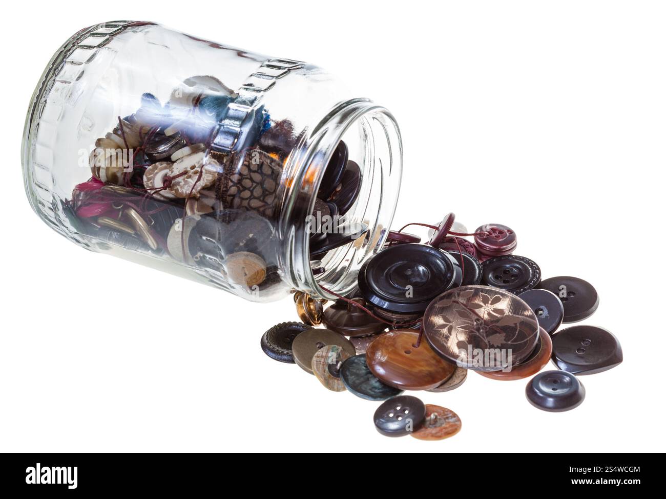 Boutons de couture avec bol en verre isolé sur fond blanc Banque D'Images