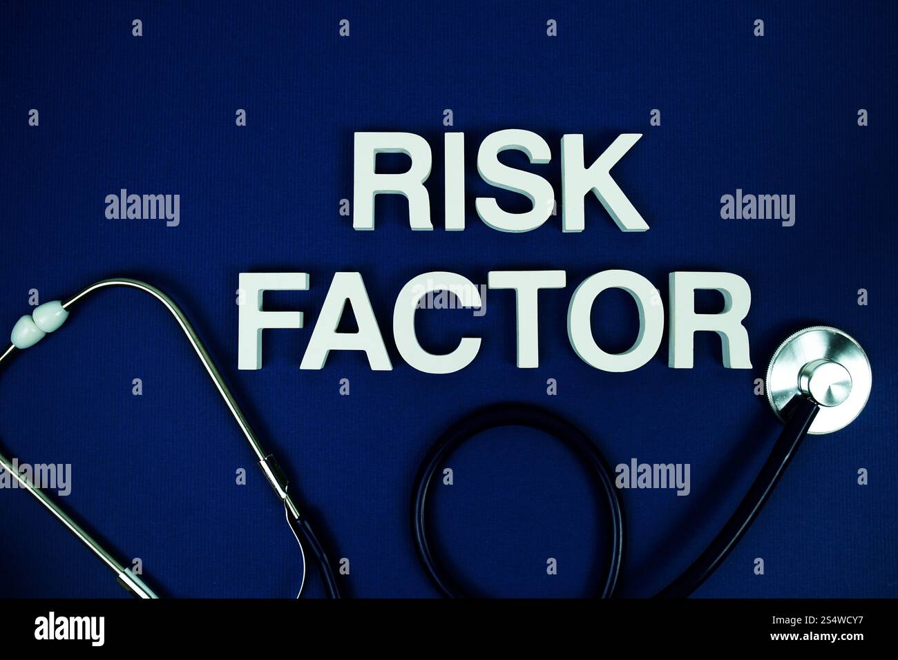 Lettres de l'alphabet facteur de risque avec stéthoscope vue de dessus sur fond bleu Banque D'Images