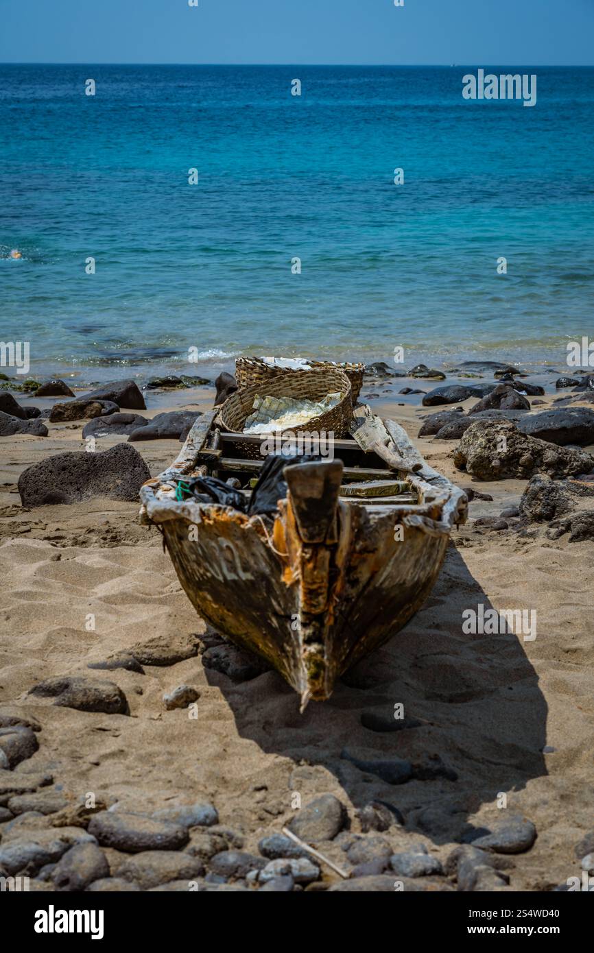 Ancien bateau de pêche traditionnel à Lagoa Azul / Blue Lagoon à Sao Tomé e principe Banque D'Images