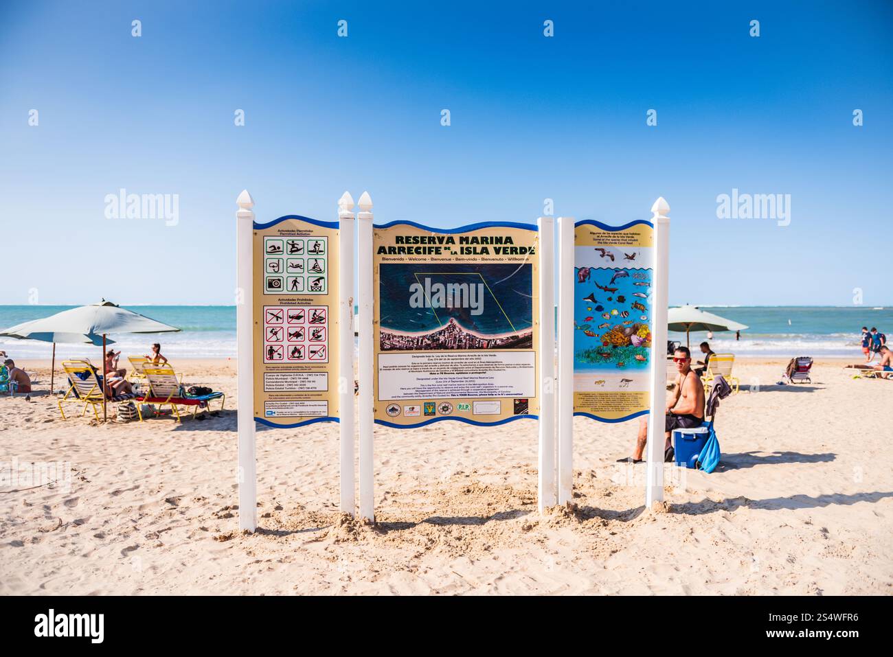 San Juan, Porto Rico - 7 mars 2018 : panneau d'information à Isla Verde Beach pour Reserva Marina Arrecife Isla Verde. Banque D'Images