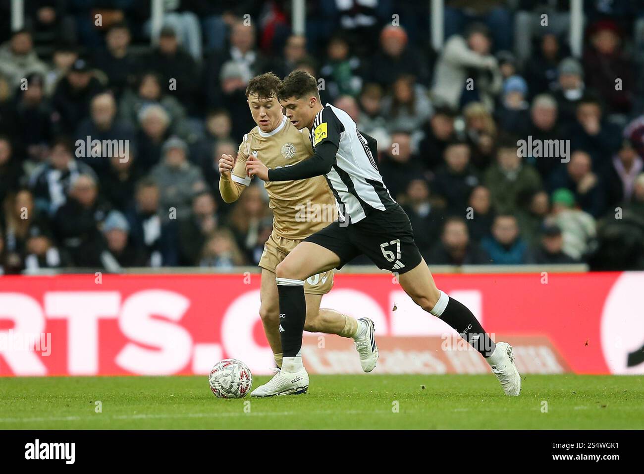 Saint James' Park, Newcastle, Angleterre - 12 janvier 2025 Lewis Miley (67) de Newcastle United et Jude Arthurs (20) de Bromley bataille pour le ballon - pendant le match Newcastle United v Bromley, F.A. Cup 3e tour, 2024/25, Saint James' Park, Newcastle, Angleterre - 12 janvier 2025 crédit : Arthur Haigh/WhiteRosePhotos/Alamy Live News Banque D'Images